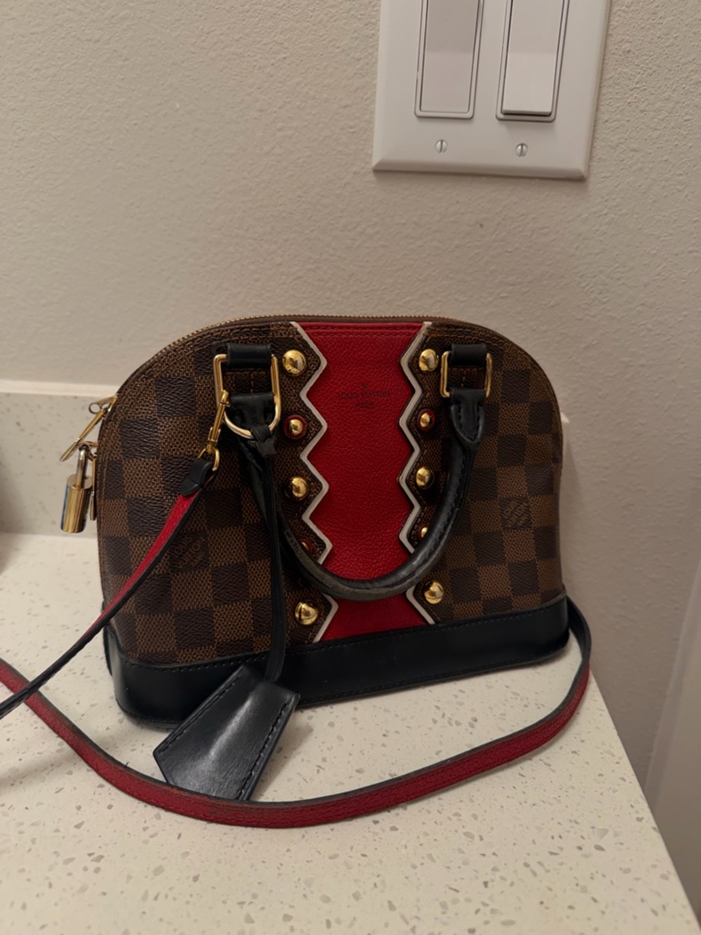 Louis Vuitton Karakoram handbag. Alma red BB brown Damier